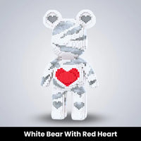 Ours blanc au cœur rouge